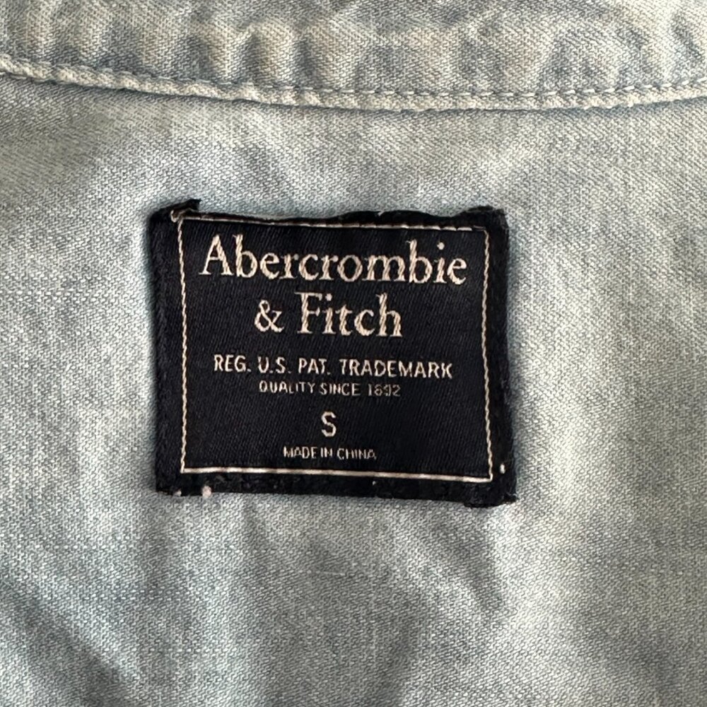 Abercrombie & Fitch Chambray Denim Button Down Shirt Small - Picture 8 of 8